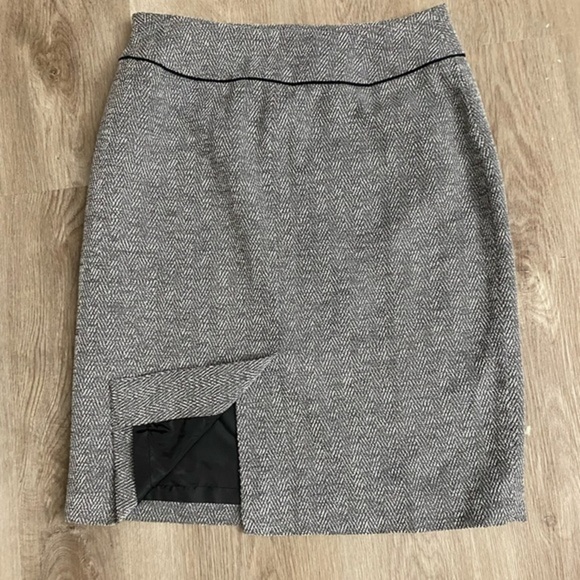 Kasper Classic Houndstooth Gray Skirt. - Picture 1 of 5